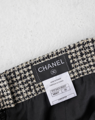Chanel Resort 2010 Runway Black, White & Gold Wool-Silk-Metallic Blend Lesage Houndstooth Tweed Skirt - Size FR40